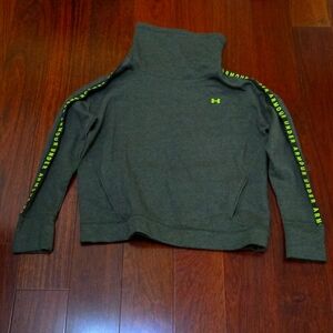 Under Armour large green women pullover sweatshirt